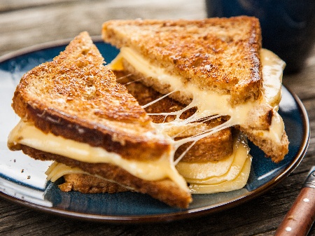 Пържени филийки с плънка от кашкавал или моцарела за закуска(сандвичи) - снимка на рецептата